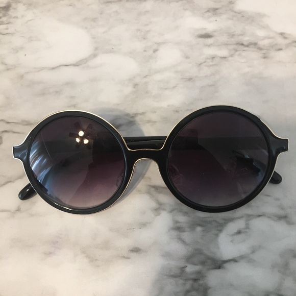 Accessories - Black round sun glasses